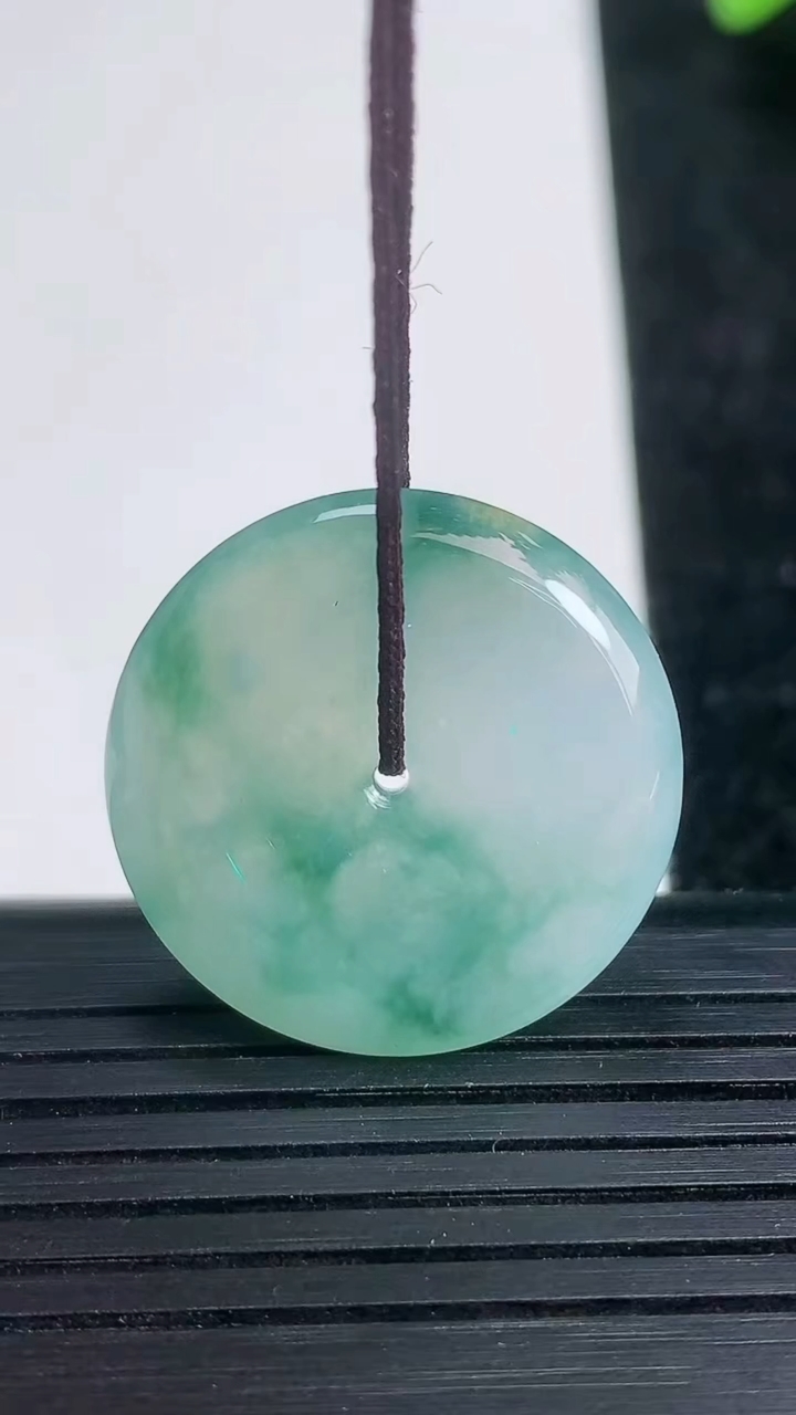 天然A货翡翠冰种飘花平安扣吊坠尺寸24.6-4.8重量:6.88g
3月21日