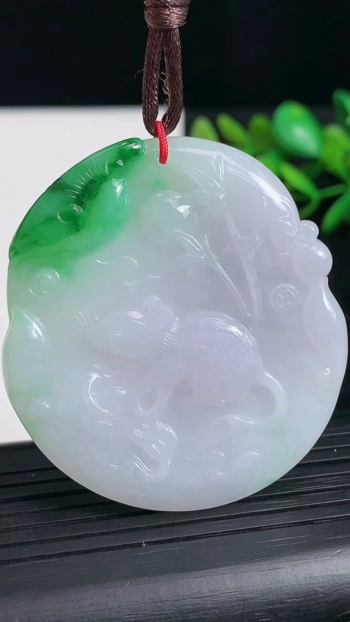 天然A货翡翠生肖鼠吊坠尺寸51.6-47.1-4.9重量:26.96g
3月21日