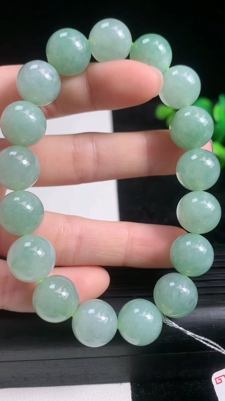 天然A货翡翠圆珠手串尺寸11.6-17颗重量:53.24g3月21日
工厂直销收藏佳品,种好水足，色