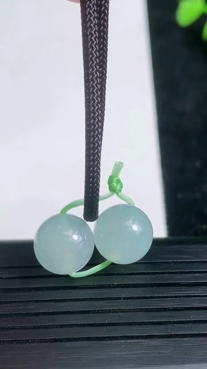 天然A货翡翠圆珠吊坠一对尺寸10.5重量:4.52g3月21日
工厂直销收藏佳品,种好水足，色泽均匀，有种有色，上手高大气！