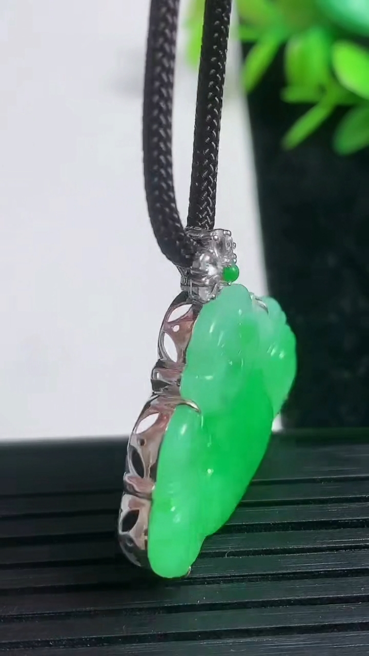 天然A货翡翠佛公吊坠尺寸27.3-31.5-5.1重量:5.84g
3月21日