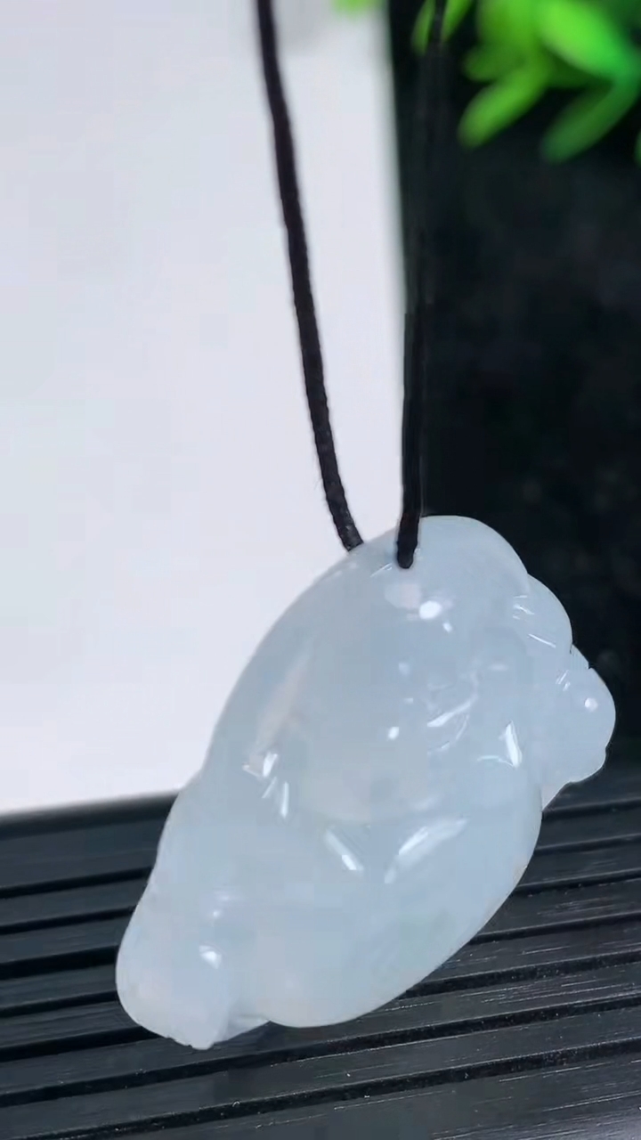 天然A货翡翠冰种飘花佛公吊坠尺寸28.1-30.2-5.6重量:8.46g
3月21日