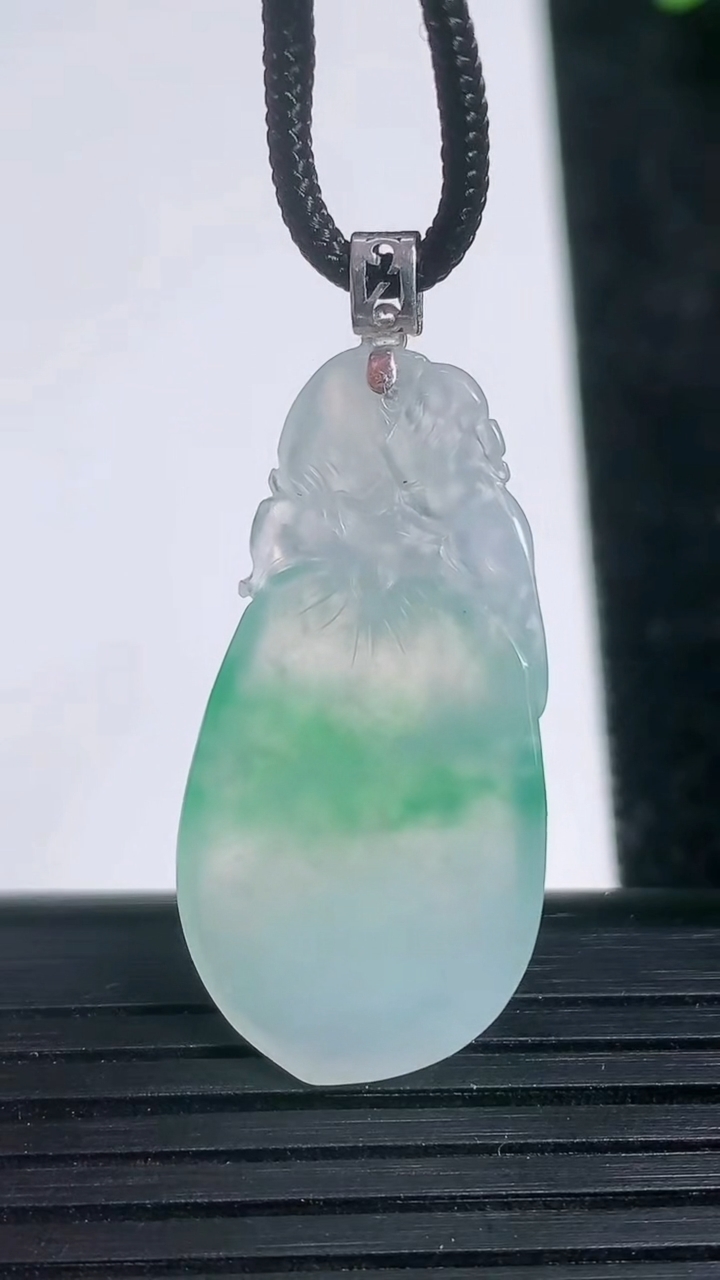 天然A货翡翠寿桃吊坠尺寸32.7-16.6-4.3重量:4.69g
3月21日