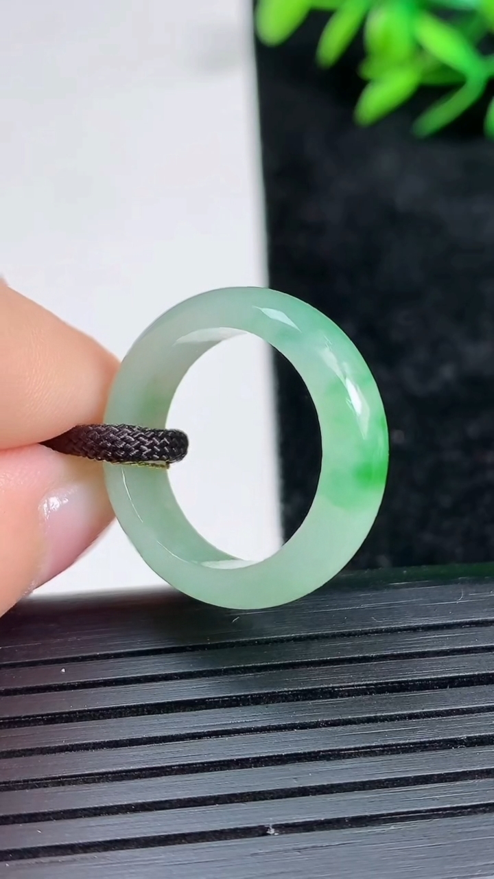 天然A货翡翠指环戒指尺寸17.3-5.5-2.6重量:3.44g2026年3月21日
工厂直销收藏佳