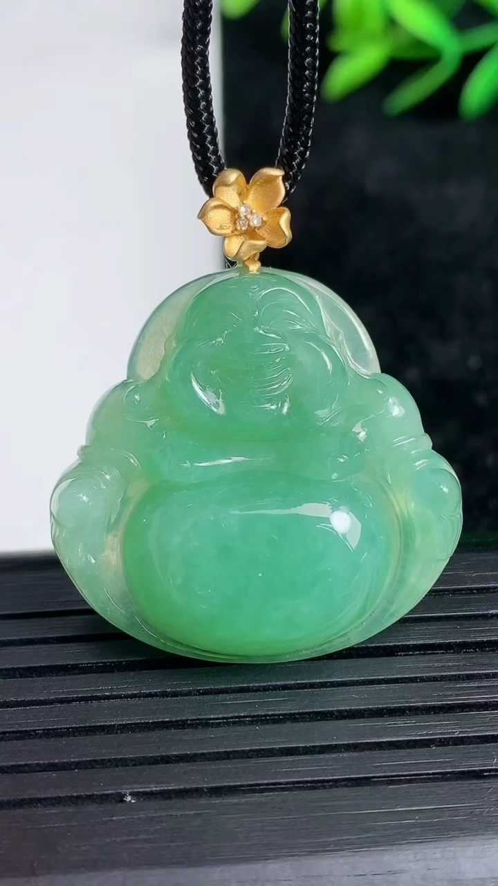 天然A货翡翠佛公吊坠尺寸28.5-30-7重量:9.44g
3月21日