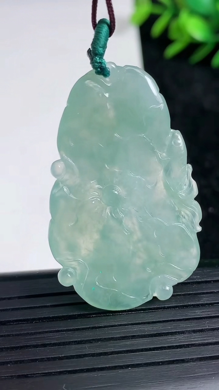 天然A货翡翠年年有余吊坠尺寸43.1-26.8-4.7重量:10.26g
3月21日