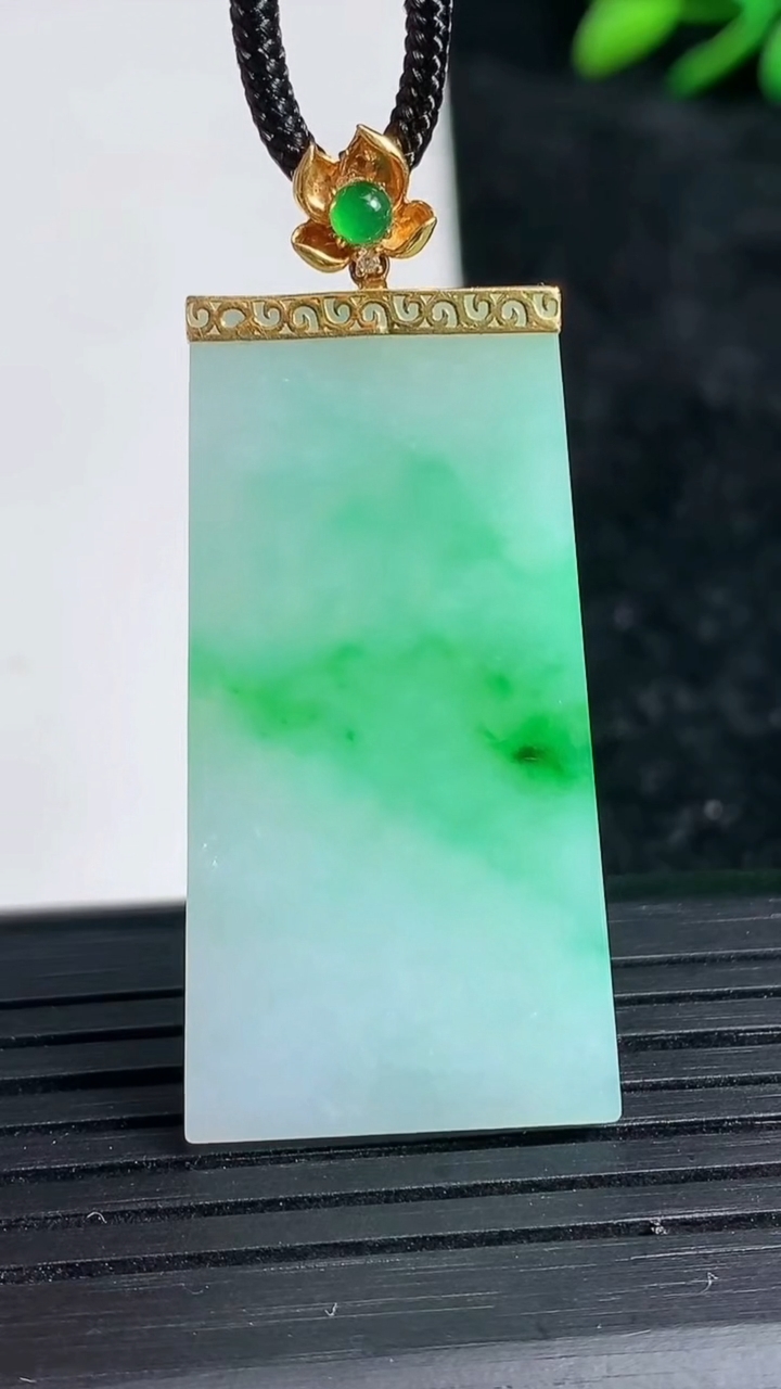 天然A货翡翠无事牌吊坠尺寸37.2-19.5-2.6重量:7.84g
3月21日