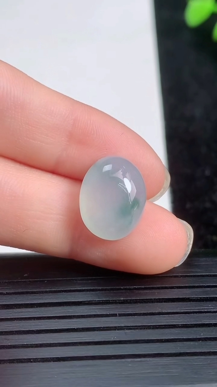 天然A货翡翠冰种飘花蛋面镶嵌件尺寸13.9-10.8-6重量:1.88g
3月21日