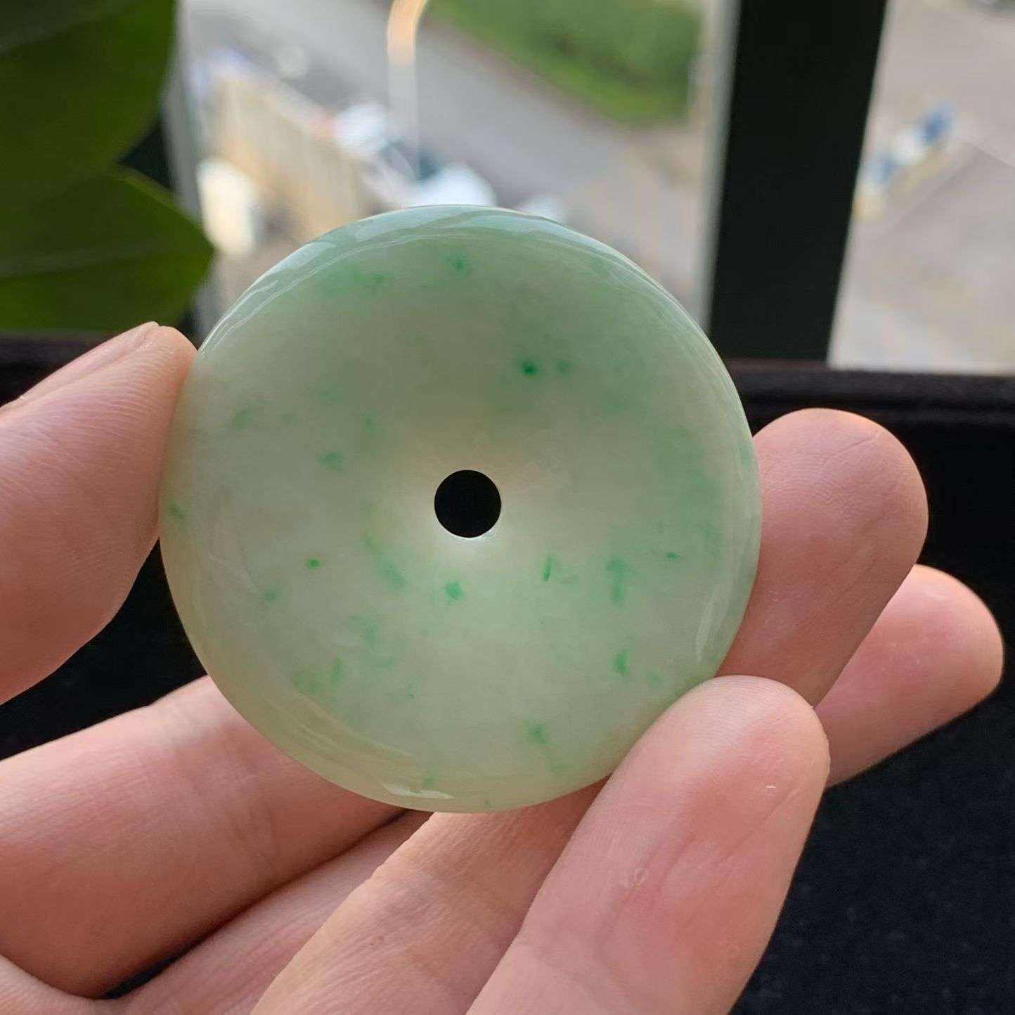 A货天然翡翠冰糯种飘绿平安扣吊坠重量20.69
3月21日