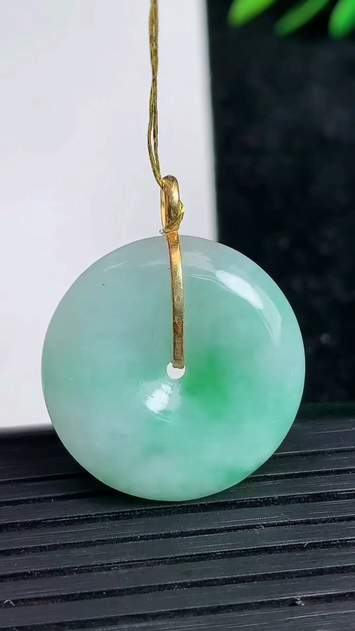 天然A货翡翠平安扣吊坠尺寸24.4-5.4重量:7.92g
3月21日