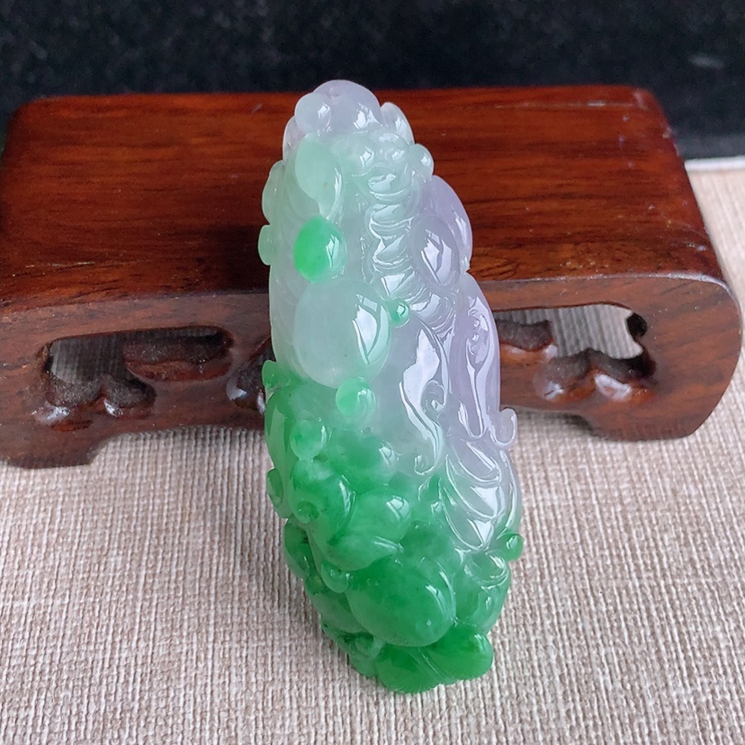 天然A货翡翠春带彩紫罗兰飘绿白菜吊坠  
尺寸60-23.3-15mm 重量34.12g 0320