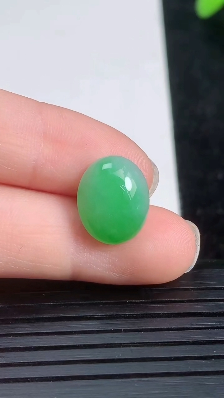 天然A货翡翠蛋面镶嵌件尺寸12.9-10.5-5.1重量:1.33g
3月21日