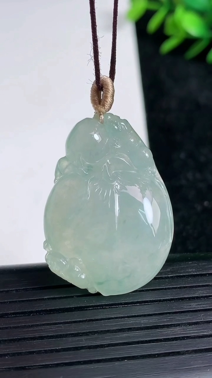 天然A货翡翠飘花寿桃吊坠尺寸34.1-23.8-7.1重量:11.68g
3月21日