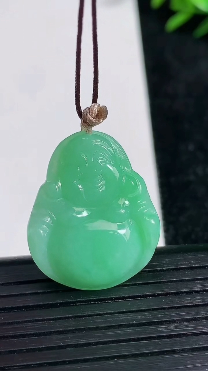天然A货翡翠佛公吊坠尺寸26.5-22.1-4.9重量:5.58g
3月21日