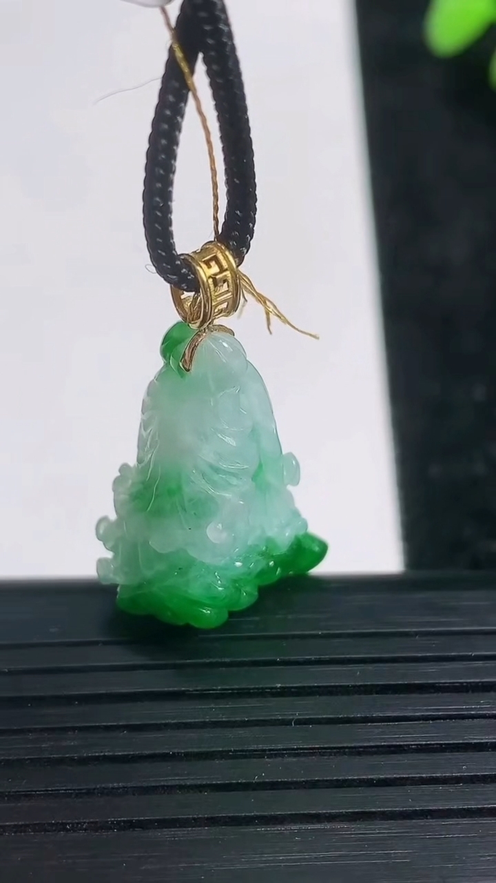 天然A货翡翠白菜吊坠尺寸27.4-18.5-13重量:7.26g
3月21日