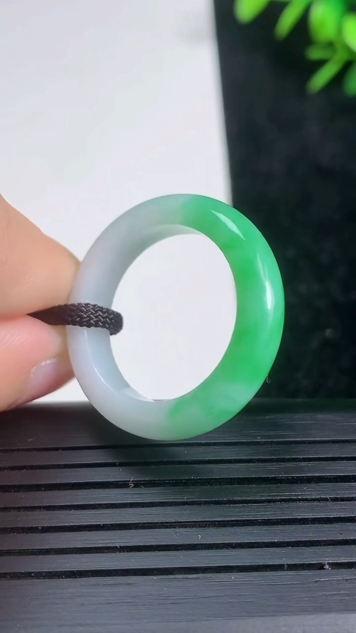 天然A货翡翠指环戒指尺寸19.8-4.8-3.5重量:4.70g2026年3月21日
工厂直销收藏佳品,种好水足，色泽均匀，有种有色，上手高大气！