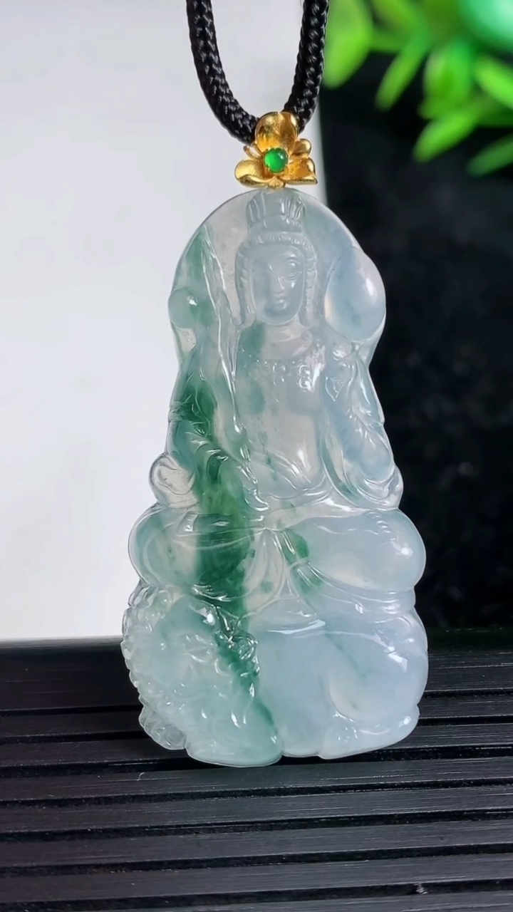 天然A货翡翠种飘花文殊菩萨吊坠尺寸42.7-22.8-4.8重量:8.39g
3月21日