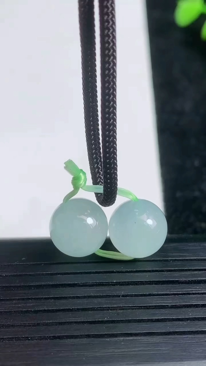 天然A货翡翠圆珠吊坠一对尺寸10.5重量:4.52g3月21日
工厂直销收藏佳品,种好水足，色泽均匀