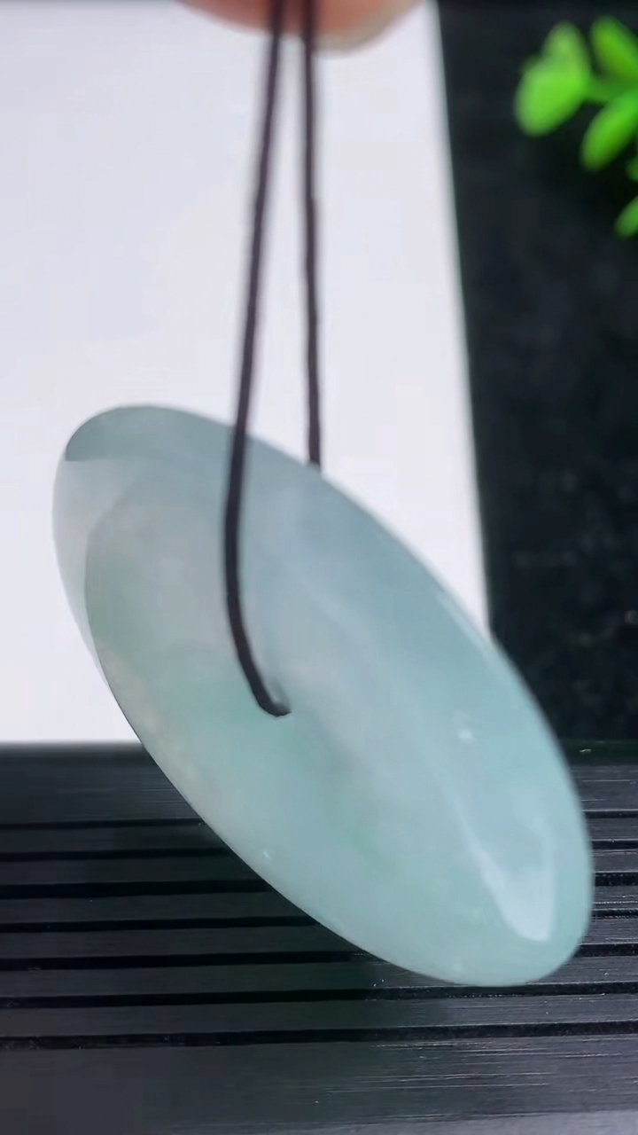 天然A货翡翠冰种飘花平安扣吊坠尺寸37.1-5重量:16.42g
3月21日