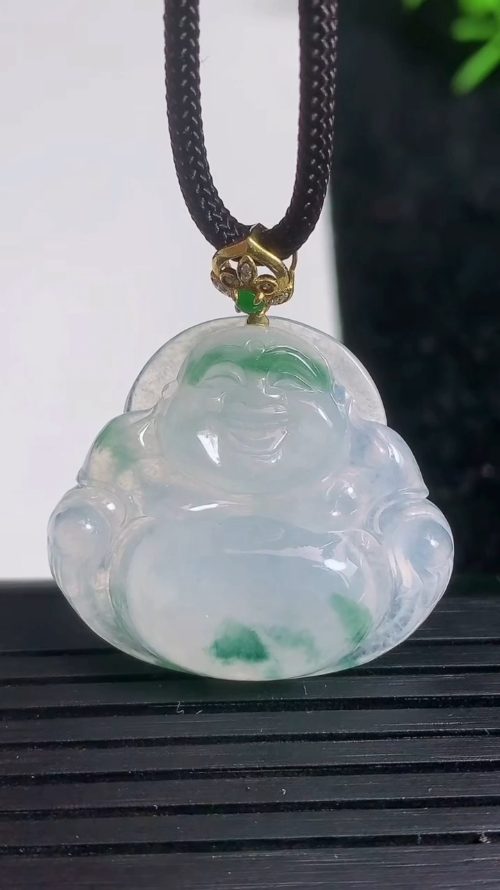 天然A货翡翠种飘花佛公吊坠尺寸26-28.8-6重量:6.94g
3月21日