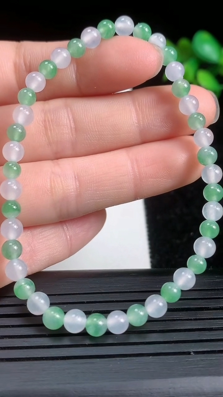 天然A货翡翠圆珠手串尺寸4.2-42颗重量:6.38g3月21日
工厂直销收藏佳品,种好水足，色泽均匀，有种有色，上手高大气！