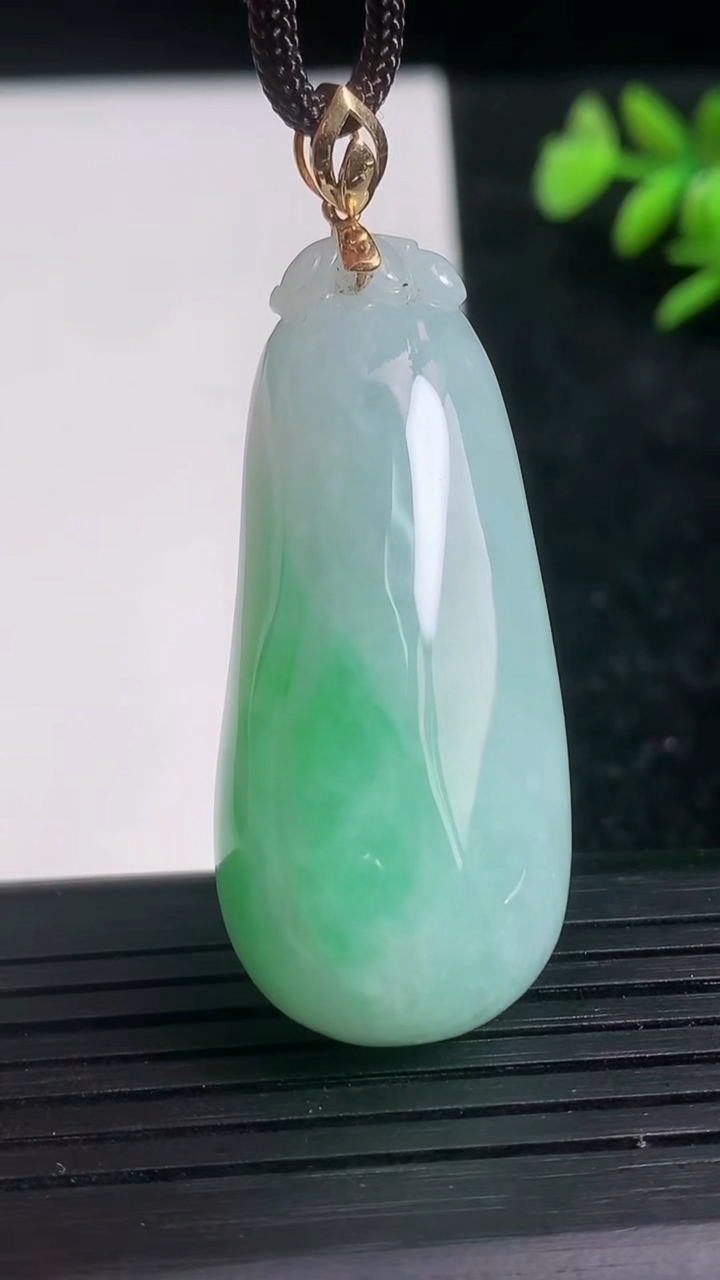 天然A货翡翠福瓜吊坠尺寸45.8-20.2-11.4重量:20.00g
3月21日