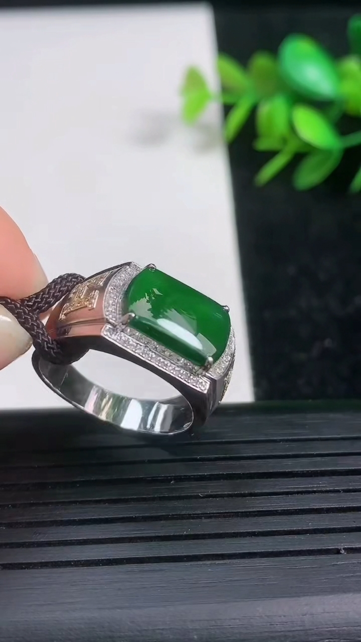 天然A货翡翠马鞍戒指尺寸19.2-12.4-7.7重量:4.45g2026年3月21日
工厂直销收藏佳品,种好水足，色泽均匀，有种有色，上手高大气！