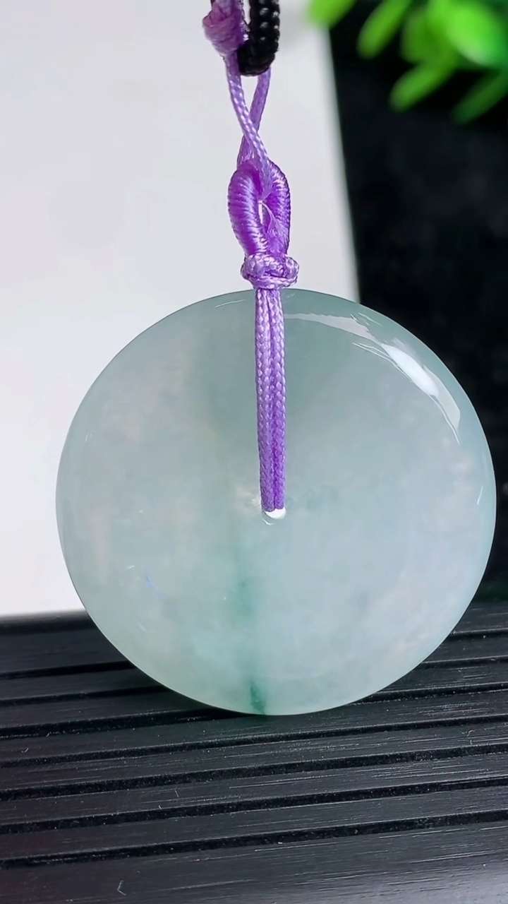 天然A货翡翠飘花平安扣吊坠尺寸30.6-5.6重量:12.17g
3月21日