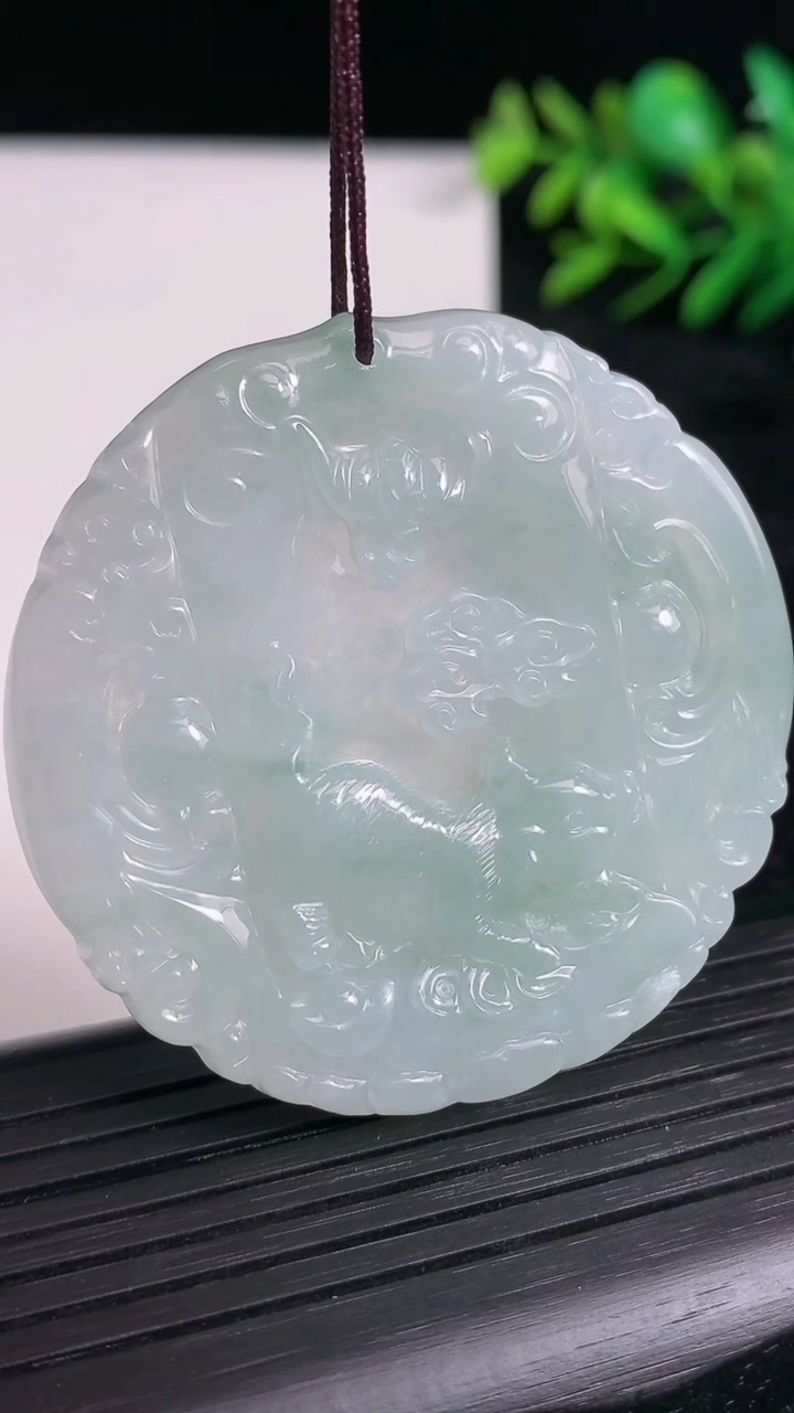 天然A货翡翠生肖猪吊坠尺寸47.5-48.2-4.9重量:22.56g
3月21日