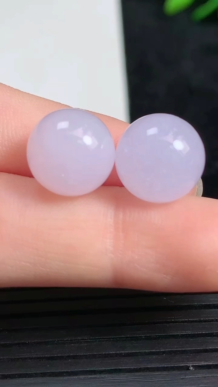 天然A货翡翠紫罗兰圆珠镶嵌件一对尺寸11.5重量:5.60g
3月21日