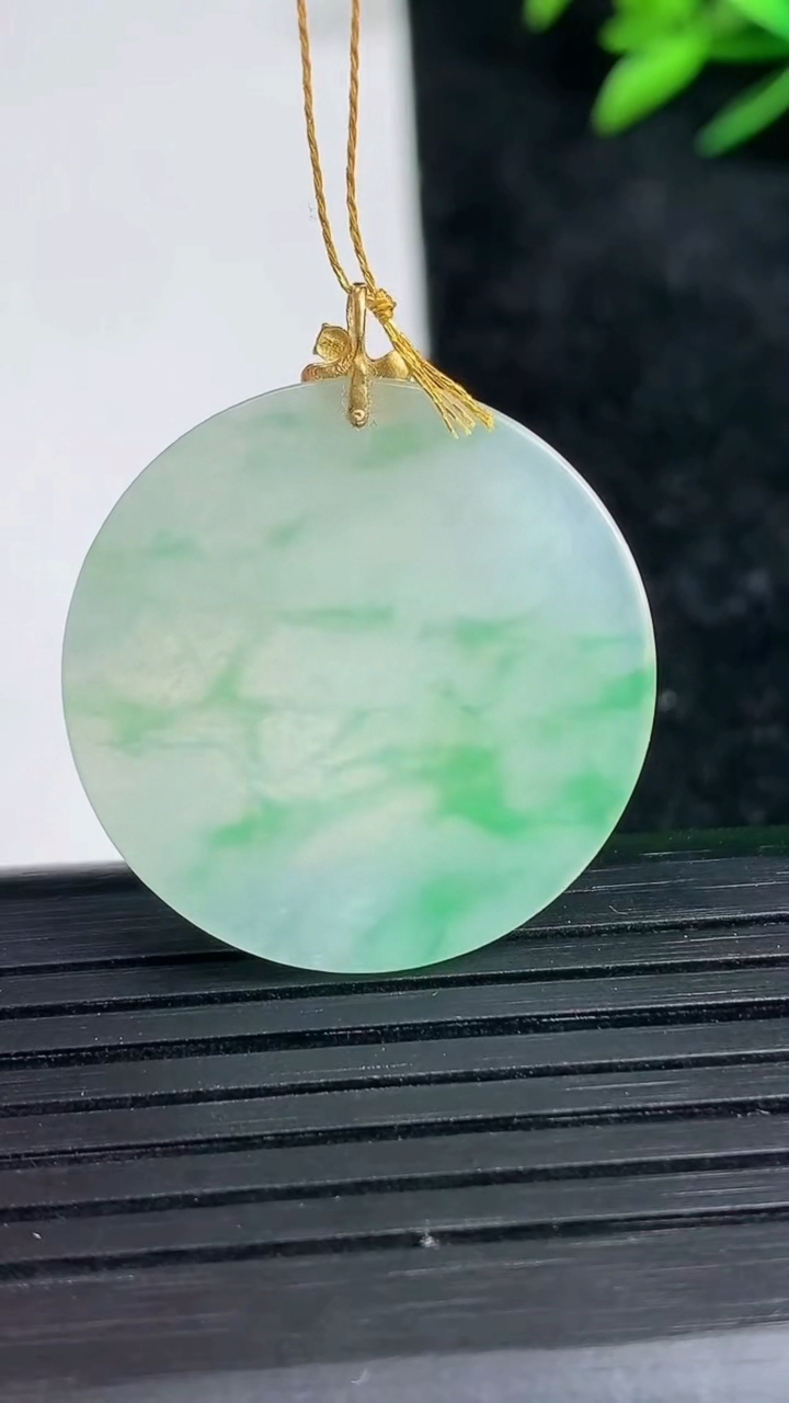 天然A货翡翠无事牌吊坠尺寸25.7-1.2重量:3.34g
3月21日