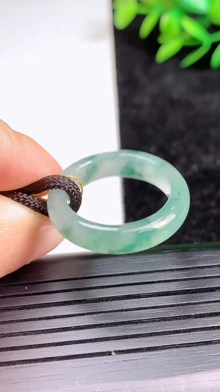 天然A货翡翠飘花指环戒指尺寸18-4.9-3.1重量:3.60g2026年3月21日
工厂直销收藏佳品,种好水足，色泽均匀，有种有色，上手高大气！