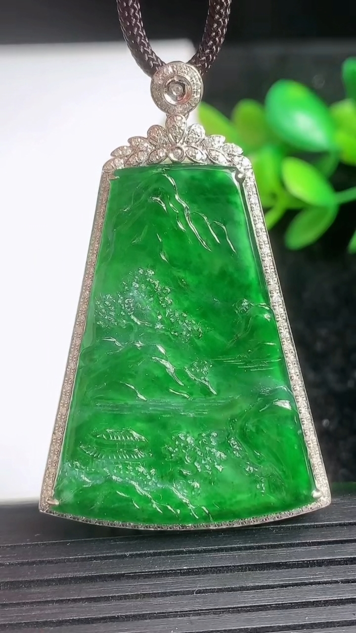 天然A货翡翠山水牌吊坠尺寸53-31.3-5.4重量:9.52g
3月21日