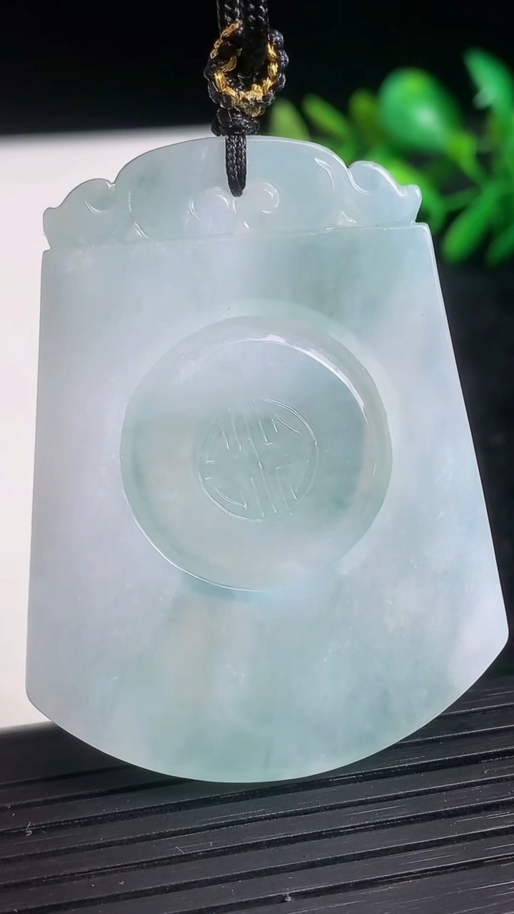 天然A货翡翠飘花仿古无事牌吊坠尺寸53.6-41.2-3.5重量:23.11g
3月21日