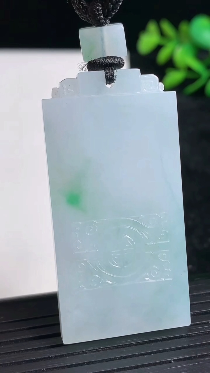 天然A货翡翠仿古无事牌吊坠尺寸51.9-25.9-5.3重量:26.47g
3月21日