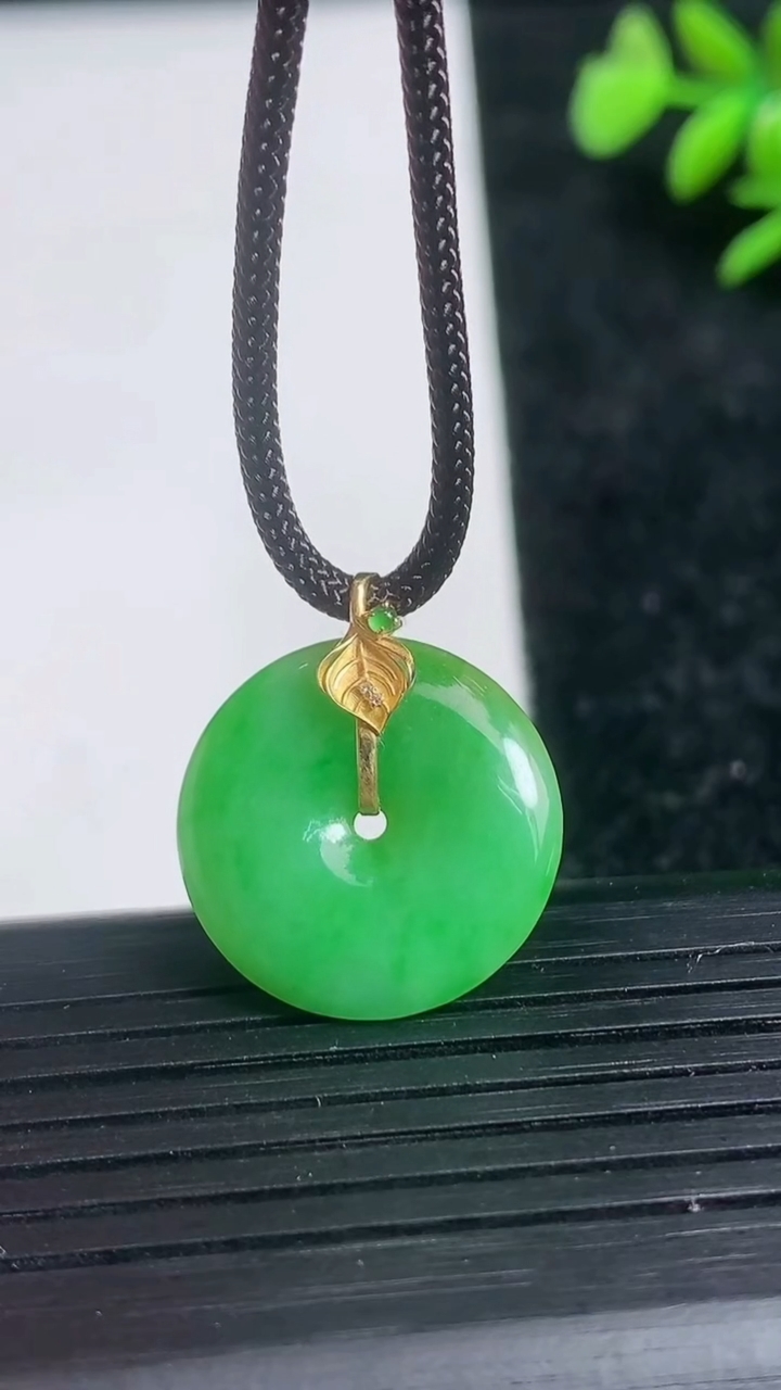 天然A货翡翠平安扣吊坠尺寸18.7-3.6重量:3.22g
3月21日