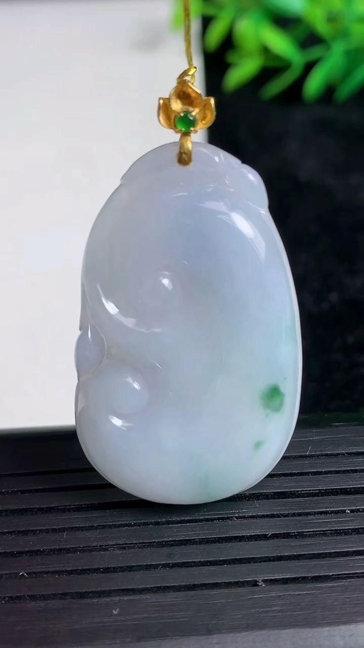 天然A货翡翠18K金紫罗兰飘花如意吊坠尺寸40-24.3-5.2重量:10.31g
3月21日