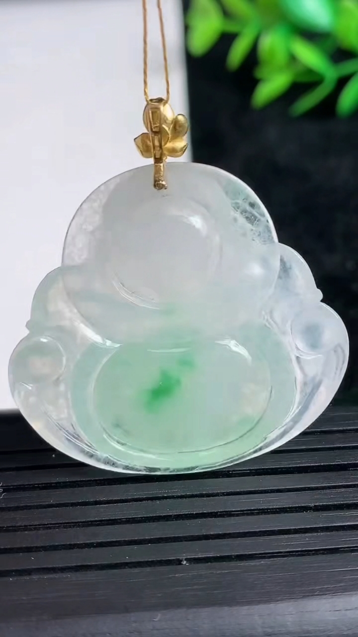 天然A货翡翠佛公吊坠尺寸34.1-36.9-6.6重量:13.06g
3月21日