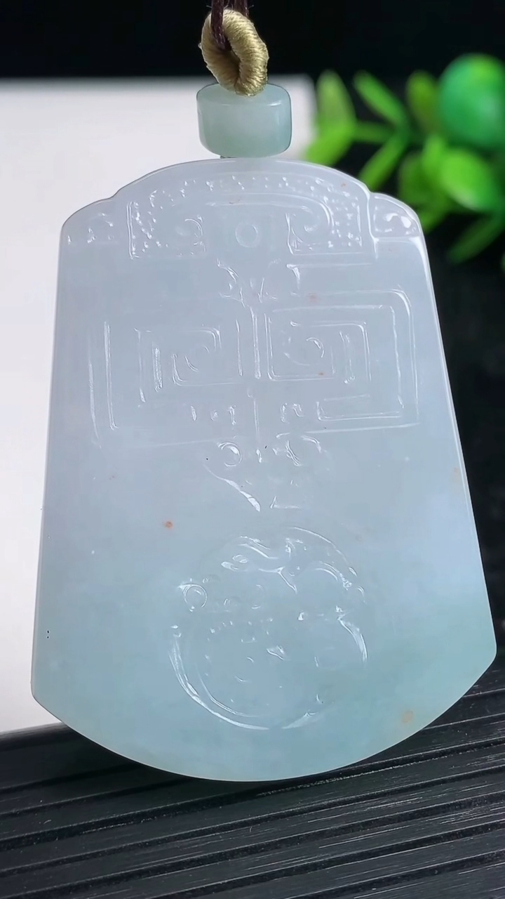 天然A货翡翠仿古无事牌吊坠尺寸50-37.7-5.8重量:31.98g
3月21日