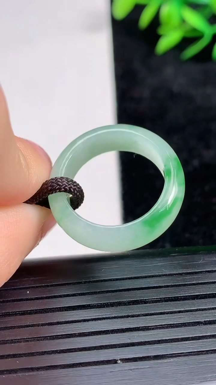 天然A货翡翠指环戒指尺寸17.3-5.5-2.6重量:3.44g2026年3月21日
工厂直销收藏佳品,种好水足，色泽均匀，有种有色，上手高大气！