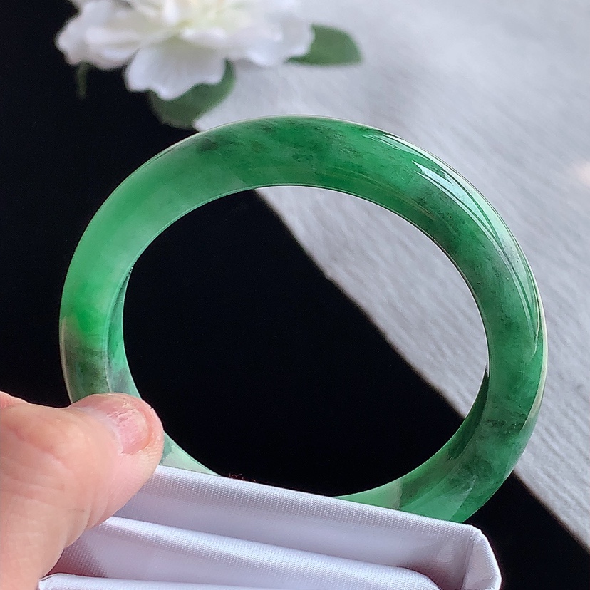 天然A货翡翠满绿辣绿正装正圈手镯53-54圈口  
尺寸53-11.8-7.7mm 0318