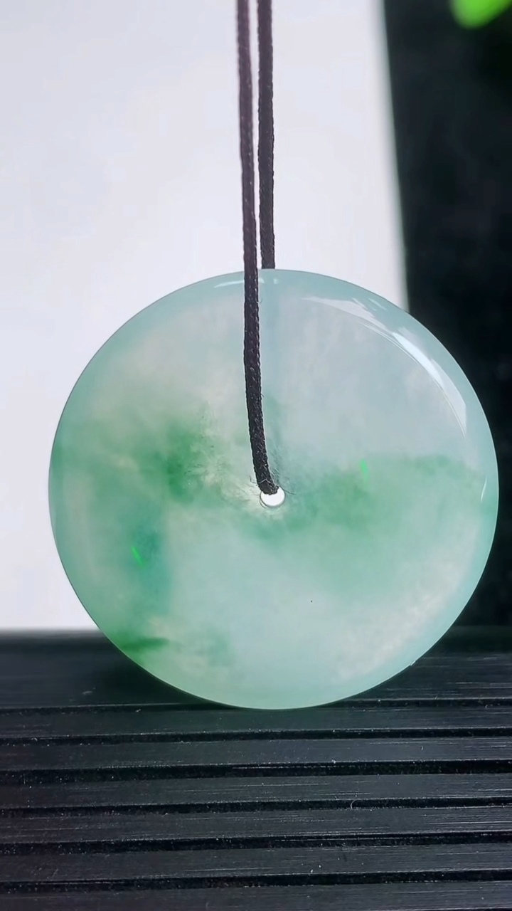 天然A货翡翠冰种飘花平安扣吊坠尺寸29.4-4.6重量:9.09g
3月21日