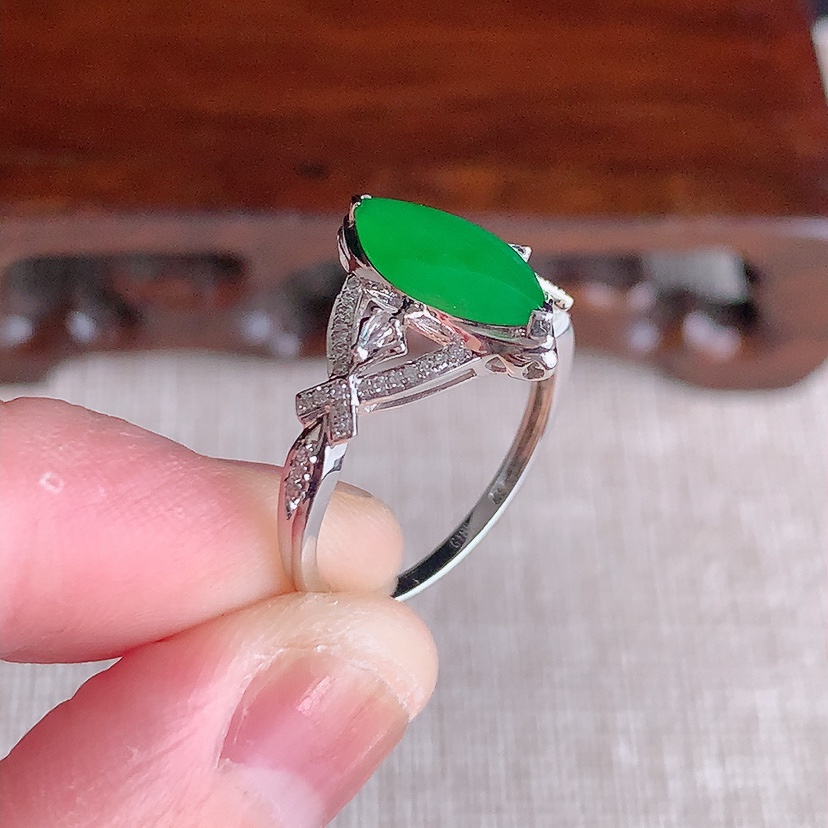 天然A货翡翠18K金伴钻镶嵌阳绿随形戒指 圈口17.5裸石
尺寸14-5.6mm 重量2.24g 0