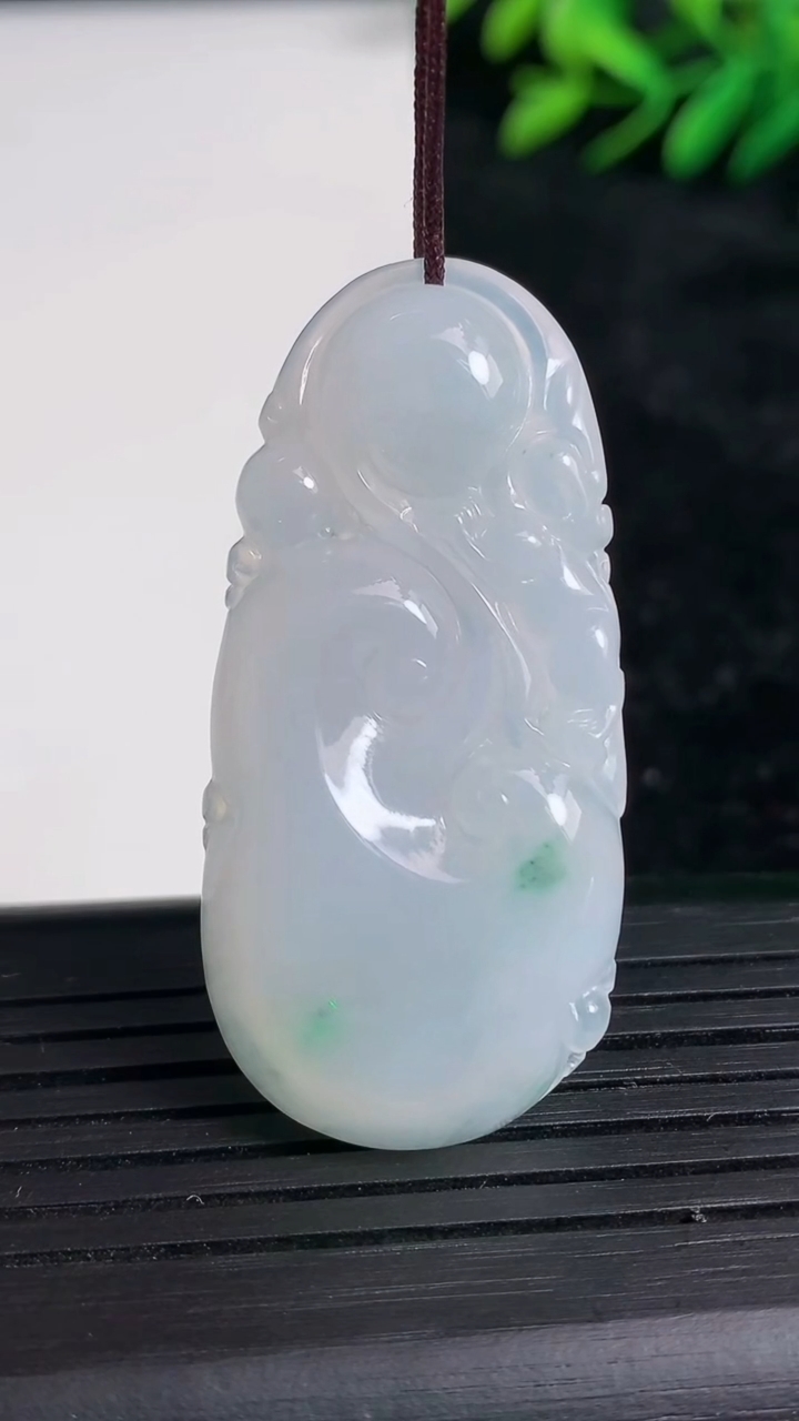 天然A货翡翠飘花如意吊坠尺寸44.7-21.2-5重量:9.79g
3月21日