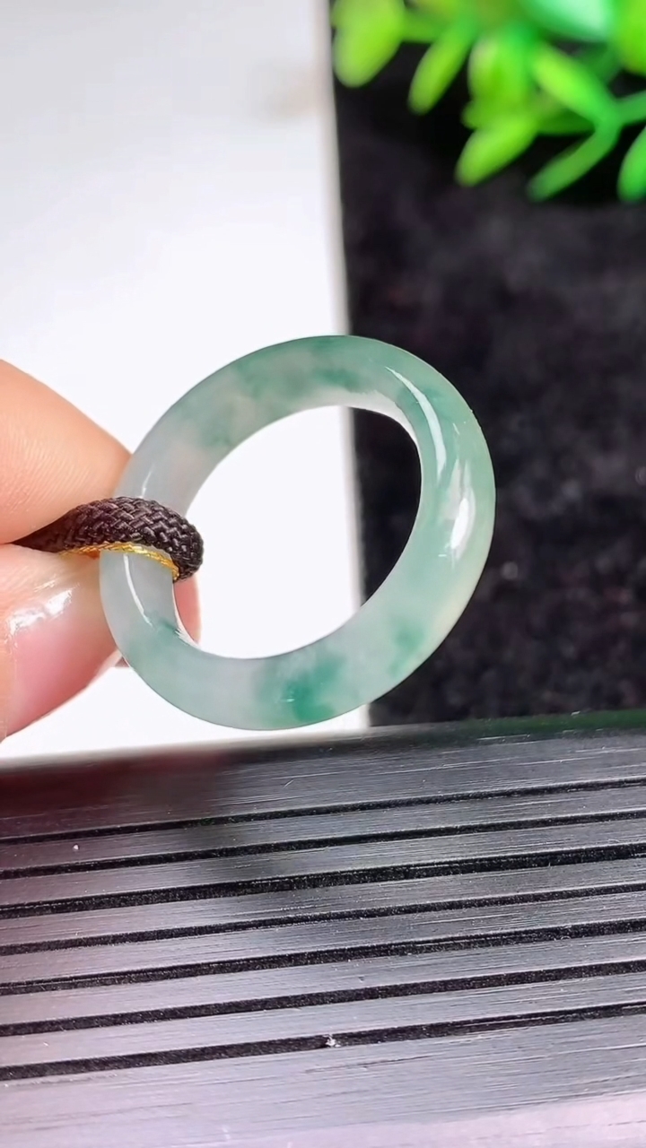 天然A货翡翠飘花指环戒指尺寸18-4.9-3.1重量:3.60g2026年3月21日
工厂直销收藏佳