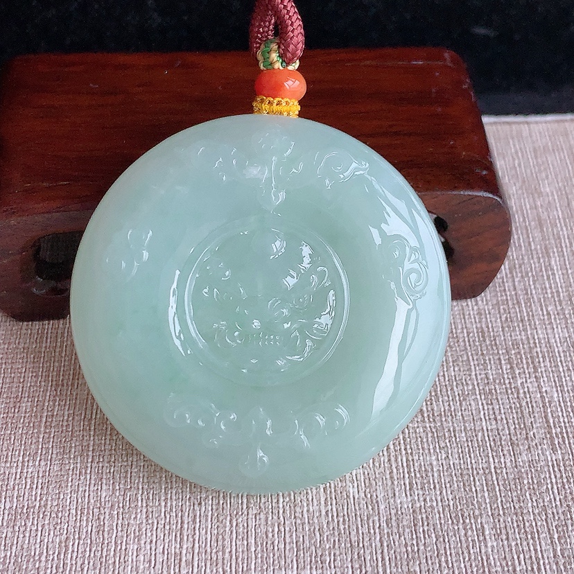 天然A货翡翠晴水仿古牌吊坠 
尺寸54.8-15mm 重量101.68g 0320