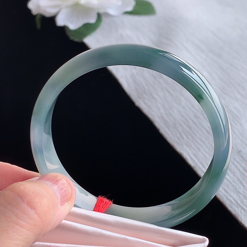 天然A货翡翠紫底飘花正装正圈手镯56-57圈口  
尺寸56-11.8-5.7mm 0318