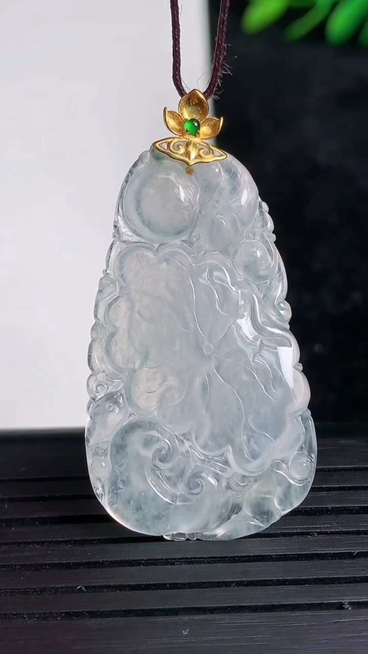 天然A货翡翠种飘花和和美美 荷叶吊坠尺寸39-22.3-3.7重量:6.09g
3月21日