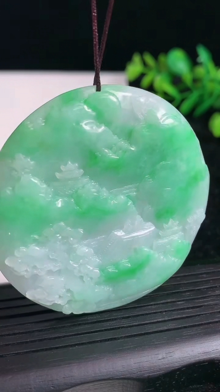 天然A货翡翠山水牌吊坠尺寸53.2-6.9重量:45.81g
3月21日