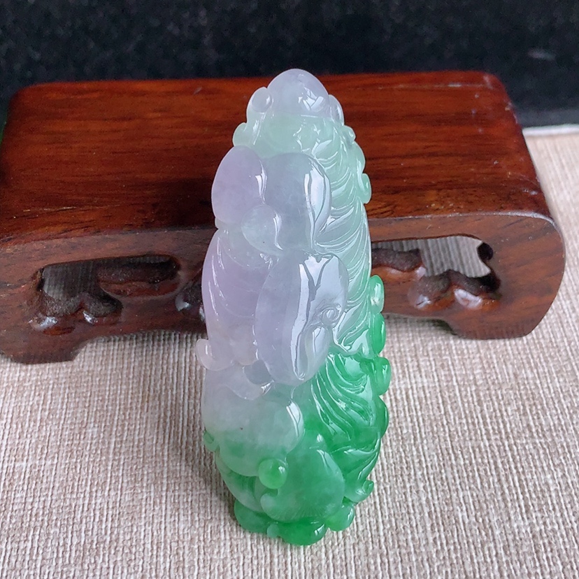 天然A货翡翠春带彩紫罗兰飘绿白菜吊坠  
尺寸60-23.3-15mm 重量34.12g 0320